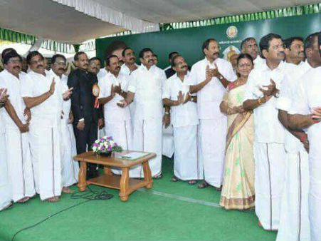 அரசு விழா மேடையை அரசியல் மேடையாக்கிய அமைச்சர்! வழக்கம்போல் புறக்கணித்த முன்னாள் அமைச்சர்!