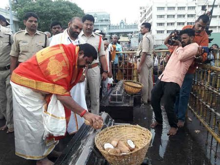 திருப்பதியில் எடப்பாடிக்கு எதிராக சாமியாடிய பக்தர்.. திட்டி தீர்த்ததால் பரபரப்பு