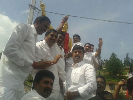 ஊட்டியில் முதலமைச்சர் பழனிசாமிக்கு செண்டை மேளங்கள் முழங்க உற்சாக வரவேற்பு!