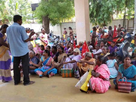 ஈரோடு அருகே விவசாய தொழிலாளர்கள் சங்கம் சார்பில் பெண்கள் ஒப்பாரி போராட்டம்