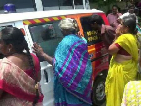 ஈரோட்டில் விளையாடி கொண்டிருந்த 7 வயது சிறுமி மர்ம மரணம்.. காயங்களுடன் சடலம் மீட்பு!