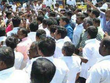 அதிமுக, திமுகவினரிடையே கைகலப்பு: ஈரோடு கூட்டுறவு சங்க தேர்தல் ஒத்திவைப்பு