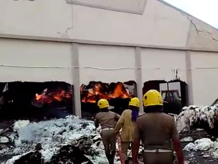 குபுகுபுவென பற்றி எரிந்த தீ.. பல லட்சம் மதிப்பு பஞ்சு குடோன் காலி.. ஆலங்குளம் அருகே!