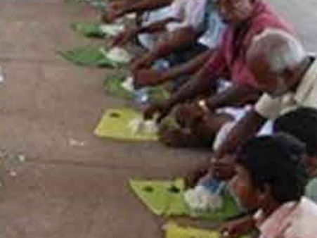 அன்னதானம் சாப்பிட்ட 17 பேருக்கு வாந்தி, மயக்கம்: திருச்செந்தூர் அருகே பரபரப்பு