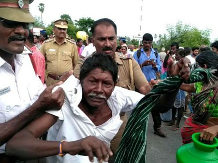 குடிநீர் கேட்டு மக்கள் போராட்டம்.. சட்டையைப் பிடித்து இழுத்த போலீஸ்காரர்களால் பரபரப்பு!