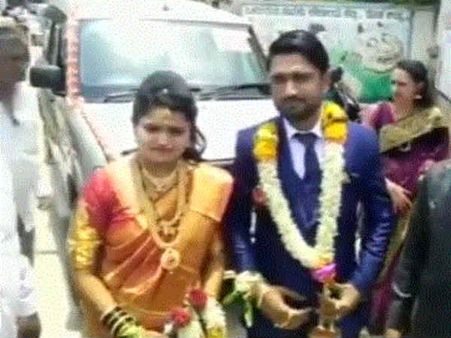 நெற்றி குங்குமத்தை விட விரலில் இடும் மைக்கே முக்கியத்துவம்... வாக்களித்த மணப்பெண், மணமக்கள்