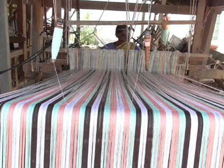 1 லட்சம் கைத்தறி நெசவாளர்கள் வாழ்வாதாரம் கவலைக்கிடம்.. தமிழக அரசு காப்பாற்ற கோரிக்கை!