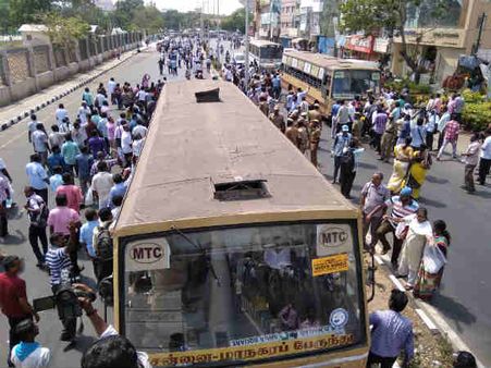 சென்னை அண்ணாசாலையில் ஆசிரியர்கள், அரசு ஊழியர் போராட்டத்தால் போக்குவரத்து பாதிப்பு:மக்கள் கடும் அவதி