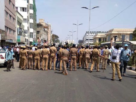 ஆசிரியர்கள், அரசு ஊழியர்கள் போராட்டம் எதிரொலி- மெரினாவில் போலீஸ் தடை