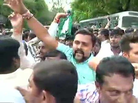 ராஜ்பவன் முன் குவிந்த காங்- மஜத எம்எல்ஏக்கள்.. ஆட்சி அமைக்க அழைக்கக் கோரி தொண்டர்கள் போராட்டம்