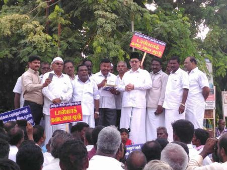 கடையநல்லூரில் மதுக்கடையை அகற்ற கோரி கண்டன ஆர்ப்பாட்டம்: எம்.எல்.ஏ., அபுபக்கர் பங்கேற்பு