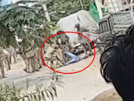 சுட்டுக் கொல்லப்பட்ட காளியப்பன் உடலை தரதரவென இழுத்து செல்லும் போலீஸ்.. பதறவைக்கும் வீடியோ