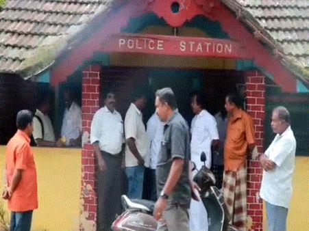 கன்னியாகுமரி அருகே பொய்வழக்கை கண்டித்து பொதுமக்கள் காவல்நிலையம் முற்றுகை... பரபரப்பு