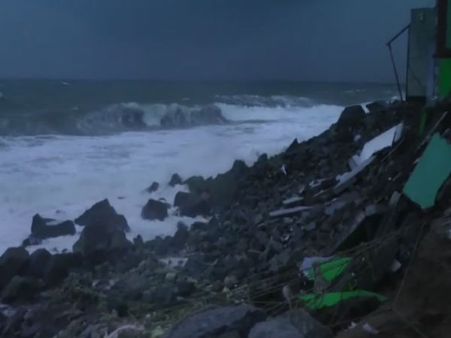 குமரியில் தொடரும் கடல் சீற்றம்.. 2-வது நாளாக மீனவர்கள் கடலுக்கு செல்லவில்லை