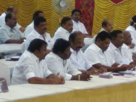 கூவத்தூர் ரகசியங்களை சொல்லவும் தயங்க மாட்டேன்.. போட்டி சட்டசபையில் வெளுத்து வாங்கிய கருணாஸ்!