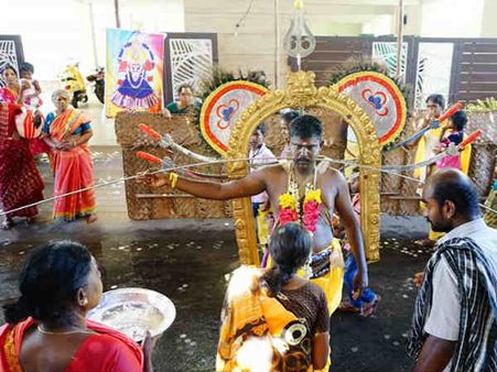 கரூர் மாரியம்மன் கோவிலில் அலகு குத்திய பக்தர்கள் - கம்பம் விடும் நிகழ்ச்சி கோலாகலம்