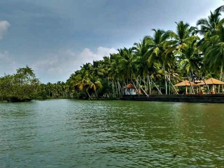 ரிசார்ட் அரசியல்... பிள்ளையார் சுழி போட்ட கர்நாடகா.. கர்நாடகாதான் சிறந்த இடமும் கூட!