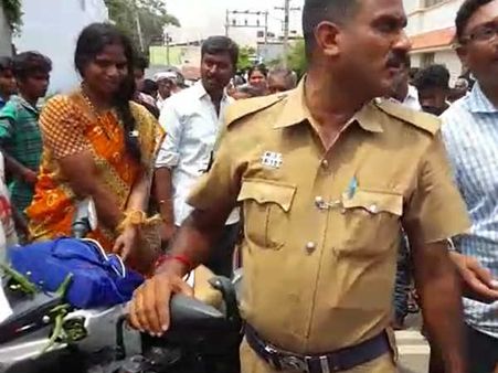 கோவையில் குழந்தை கடத்த வந்ததாக நினைத்து மிட்டாய் விற்கும் பெண்ணை தாக்கிய பொது மக்கள்!