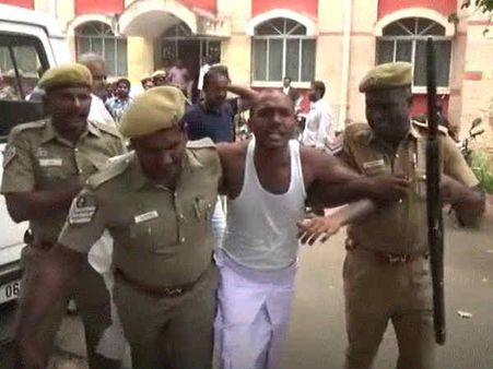 கோவை சிறையில் துன்புறுத்தல்.. நீதிமன்ற வளாகத்தில் சட்டையை கழற்றி கைதி தர்ணா.. பரபரப்பு!