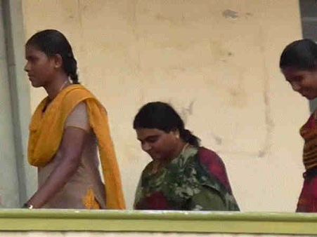 என்னம்மா இப்படி பண்றீங்களேம்மா.. கணவன் - மனைவியை சேர்த்து வைக்க ரூ. 4000 லஞ்சம்.. பெண் அதிகாரி கைது!