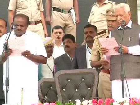 விவசாயிகள் பெயரில் கர்நாடகா முதல்வராக பதவியேற்றார் குமாரசாமி