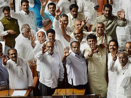 கர்நாடகா சட்டசபை நம்பிக்கை வாக்கெடுப்பில் குமாரசாமி அரசு வெற்றி.. பெரும்பான்மையை நிரூபித்தார்