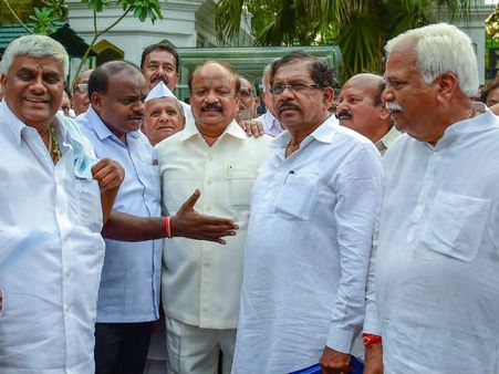 ஆளுநரிடம் ஆட்சி அமைக்க உரிமை கோரினார் குமாரசாமி- 117 எம்.எல்.ஏக்கள் ஆதரவு கடிதம் தந்தார்!