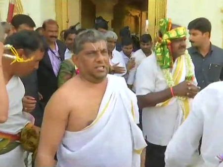 நேற்று ரங்கநாதர்.. இன்று லஷ்மி நரசிம்மர்.. கோயில்களில் குமாரசாமி தொடர் வழிபாடு