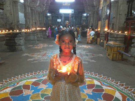 திருவிளக்கில் ஒளிரும் மகாலட்சுமி - எந்த திசையில் தீபம் ஏற்றினால் என்ன பலன்