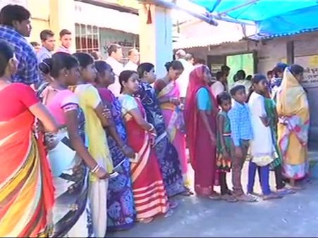 மேற்கு வங்கத்தில் உள்ளாட்சி தேர்தல்: பலத்த போலீஸ் பாதுகாப்புடன் தொடக்கம்