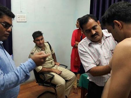 ம.பி. போலீஸ் தேர்வில் மீண்டும் சர்ச்சை... ஒரே அறையில் இரு பாலருக்கும் மருத்துவ பரிசோதனை செய்த அவலம்