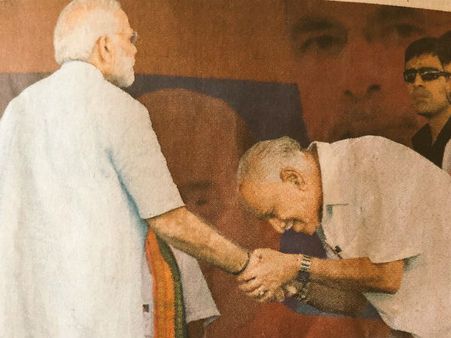 75 வயது முதியவருக்கு மோடி எப்படி மரியாதை வழங்குகிறார் என்பதற்கு இது சான்று... சித்தராமையா சாடல்