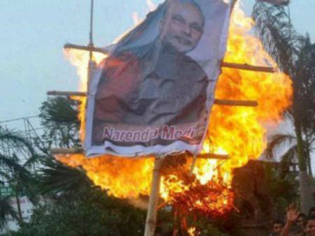 காவிரி மேலாண்மை வாரியம் அமைக்கக்கோரி சேலத்தில் மோடி கொடும்பாவி எரிப்பு