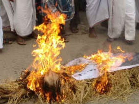 கிருஷ்ணசாமியின் மரணம்: பாஜகவிற்கு எதிராக போராட்டம்.. திருவாரூரில் மோடியின் உருவ பொம்மை எரிப்பு