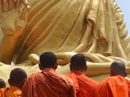 தொடர்ந்து 64 நாட்கள் வேலை... கோவில் நிர்வாகத்திற்கு எதிராக ரூ. 50 லட்சம் கேட்டு புத்த பிட்சு வழக்கு!