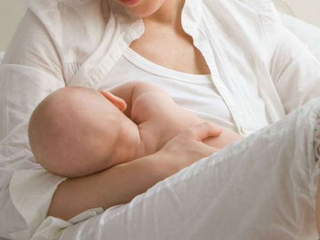 தூங்கும் போது பாம்பு கடித்தது... விஷம் கலந்த தாய்ப்பால் கொடுத்ததால் தாயுடன் குழந்தையும் பலி