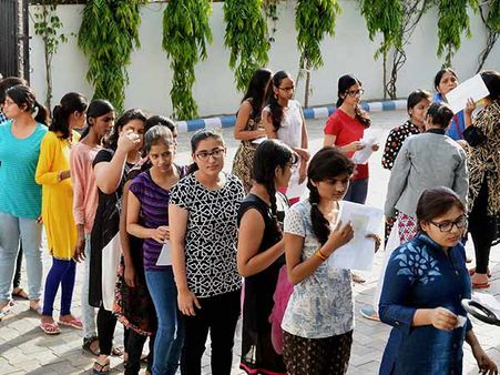 25 வயதுக்கு மேற்பட்டவர்கள் நீட் தேர்வு எழுத முடியாது.. டெல்லி ஹைகோர்ட் அதிரடி உத்தரவு