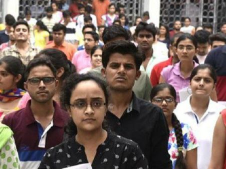 நீட்: 2 நிமிட தாமதத்தால் உள்ளே அனுமதிக்கவில்லை.. பெங்களூரில் சுவர் ஏறி குதித்த மாணவிகள்!