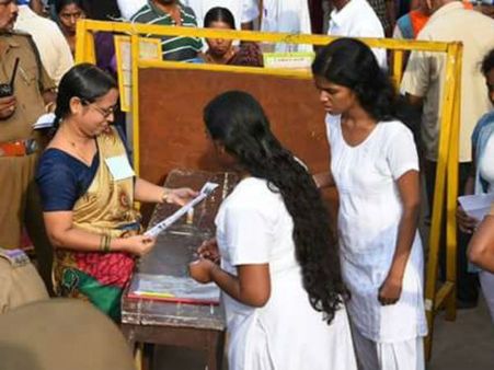 தலைவிரி கோலத்தில் நீட் தேர்வு மாணவிகள்.. கண்கலங்கும் பெற்றோர்கள்