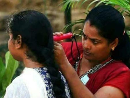 கோவையில் நீட்தேர்வு: மாணவர்களின் காதுகளில் டார்ச் லைட் அடித்து சோதனை