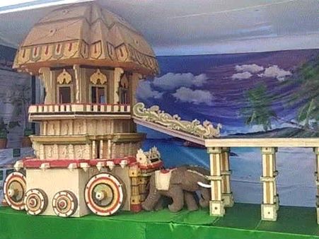 கமகமக்கும் கூடலூர்: மூக்கை துளைக்கும் வாசனை திரவிய கண்காட்சி.. மணமணக்கும் 300 கிலோ வள்ளுவர் தேர்!