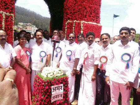 ரோஜா ரோஜா.. குளுகுளு ஊட்டியில் 16வது ரோஜா கண்காட்சி.. 30,000 மலர்களில் பிரமாண்ட இந்தியா கேட்!