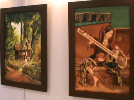 கண்ணைக் கவரும் ஓவியங்கள்.. கலகலக்கும் ஊட்டி கண்காட்சி.. சுற்றுலாப் பயணிகள் உற்சாகம்!