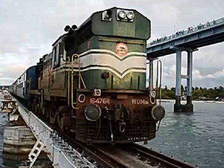 கடும் சூறாவளி.. 20 அடிக்கு எழும்பும் கடல் அலைகள்.. ராமேஸ்வரத்தில் கடல் கொந்தளிப்பு.. ரயில் நிறுத்தம்