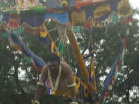 கோவை ஆலாந்துறை அருகே கோவிலில் பறவை காவடி எடுத்து பக்தர்கள் வழிபாடு