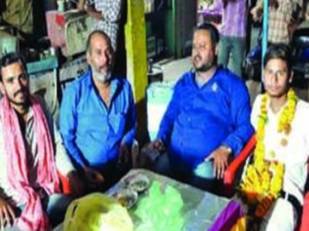 10ம் வகுப்பில் மகன் பெயிலானதை பட்டாசு வெடித்து கோலாகலமாகக் கொண்டாடிய அப்பா!