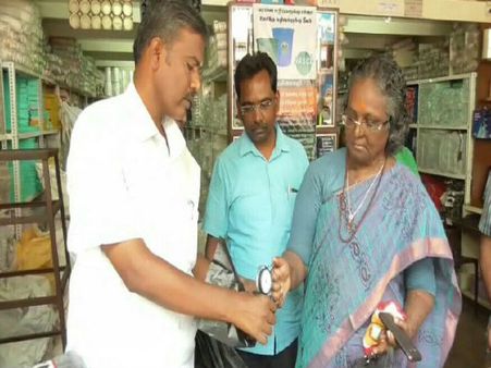 ஈரோட்டில் பிளாஸ்டிக் பொருட்கள் பறிமுதல்: அதிகாரிகளை முற்றுகையிட்ட வியாபாரிகள்.. பரபரப்பு!