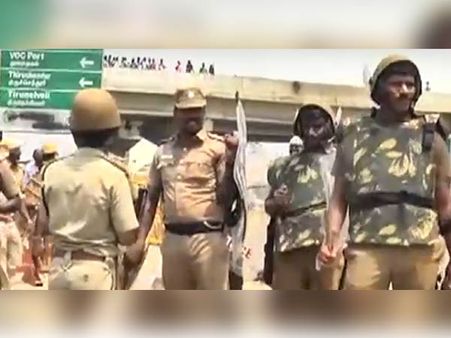 போராட்டக்காரர்கள் கல்வீசி தாக்கியதால் சுவர் ஏறி குதித்து போலீஸார் ஓட்டம்