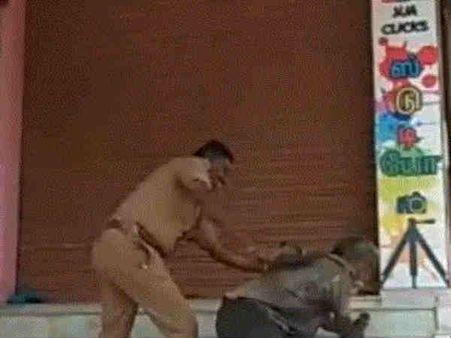 உனக்கு ஒன்னும் கிடைக்காது.. குறி சொன்னவரை சரமாரியாக செருப்பால் அடித்த எஸ்ஐ.. மக்கள் ஷாக்!