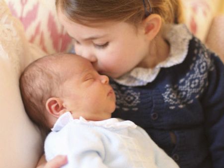 பிரிட்டன் குட்டி இளவரசர் போட்டோவை வெளியிட்டது அரச குடும்பம்!